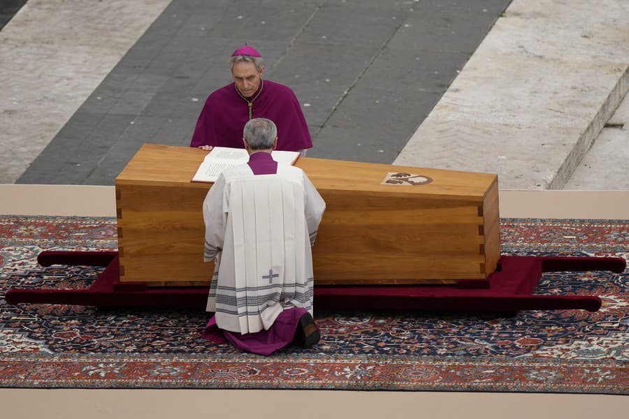 Pohreb emeritného pápeža