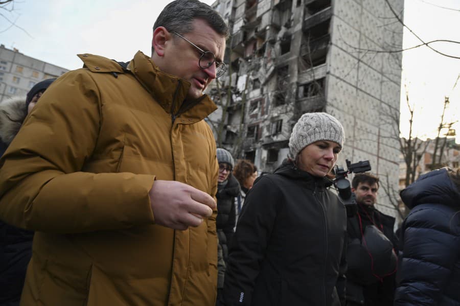 Nemecká ministerka zahraničných vecí Annalena Baerbocková a ukrajinský minister zahraničných vecí Dmytro Kuleba počas návštevy v ukrajinskom Charkove