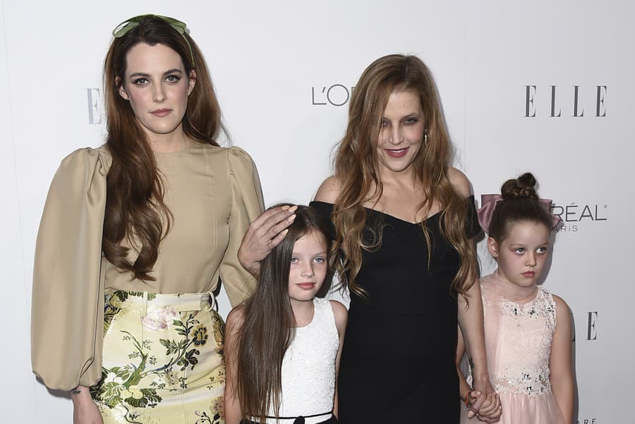  Lisa Marie Presley so svojimi dcérami.