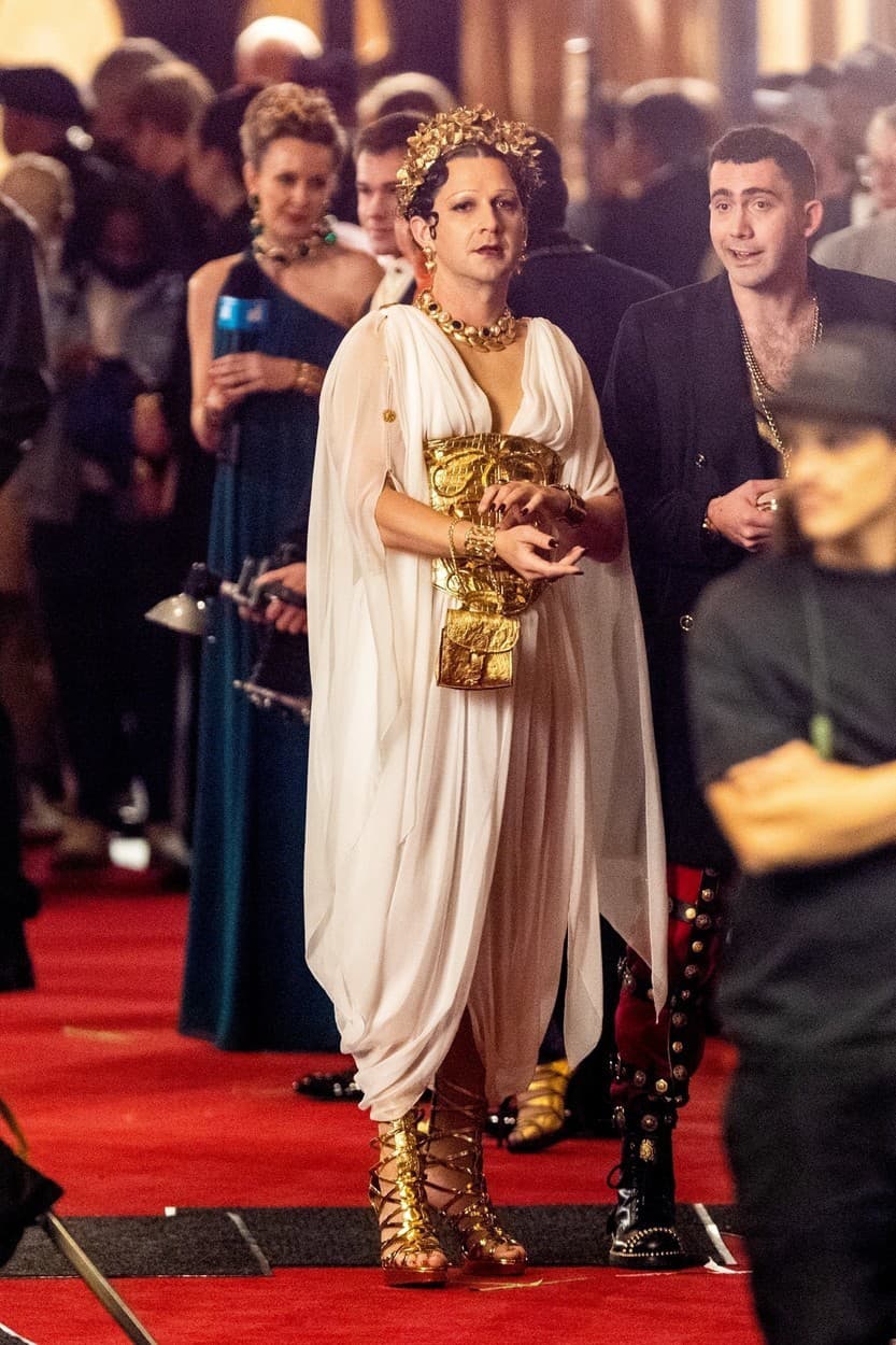 Shia LaBeouf v kostýme antickej bohyne. 