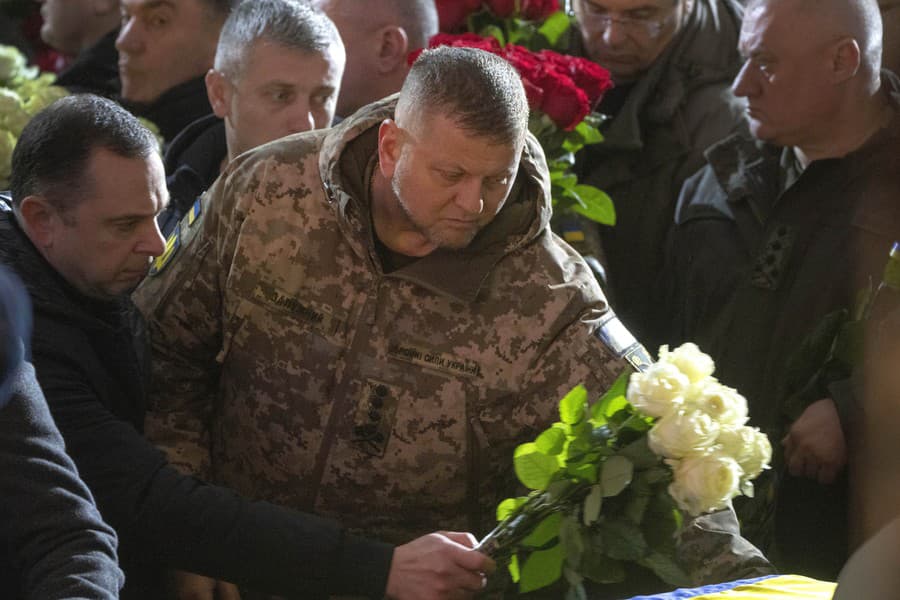 Hlavný veliteľ ukrajinských ozbrojených síl  kladie kvety na rakvu