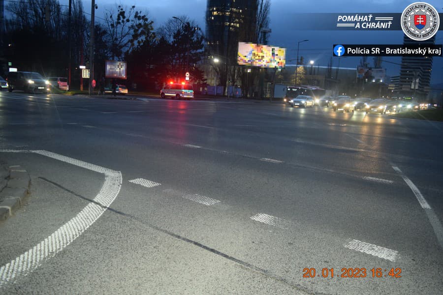Polícia vyšetruje okolnosti dopravnej nehody na bratislavskej križovatke