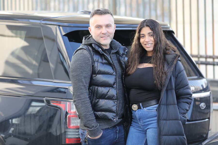 Moderátor JOPO v pôrodnici: Vyzdvihol si synčeka a partnerku... FOTO Ona že  pred pár dňami porodila?! - galéria | Topky.sk