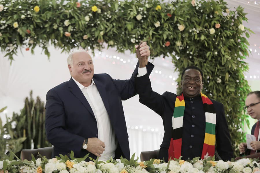 Alexandr Lukašenko počas návštevy afrického Zimbabwe