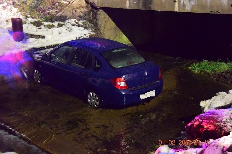 V potoku v Hriňovej skončilo auto, šoféroval ho vodič s tromi promile