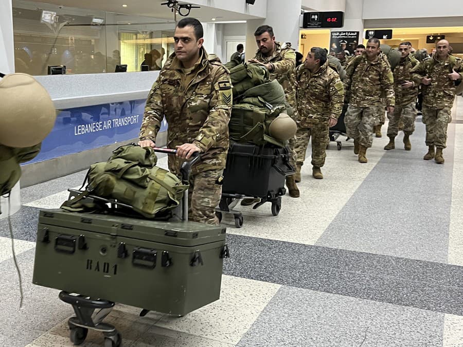 Vojaci z libanonského ženijného pluku nesú svoje vybavenie na letisku pred odletom do Turecka