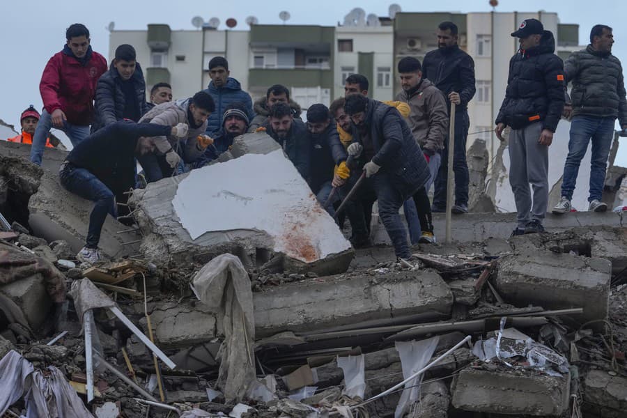 Ľudia hľadajú preživších po silnom zemetrasení v tureckom meste Adana