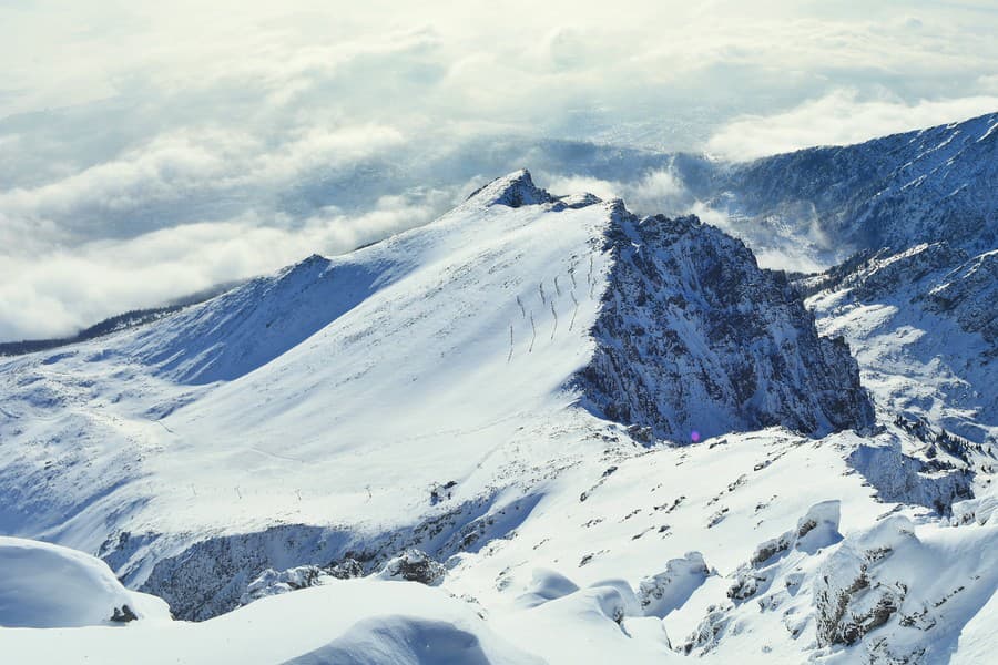 Na snímke pohľad z Lomnického štítu (2 634 metrov nad morom) na zasnežený svah v Lomnickom sedle vo Vysokých Tatrách