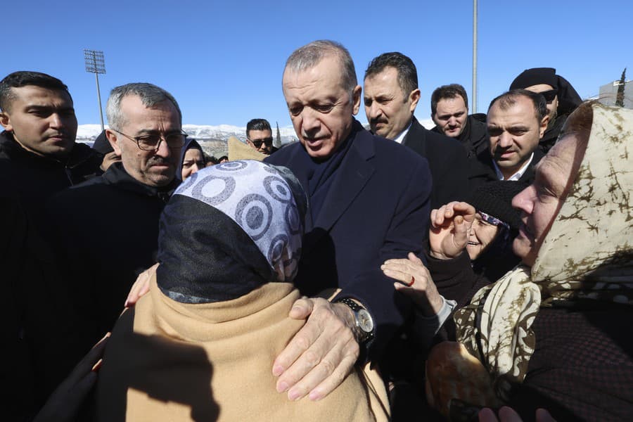 Turecký prezident Erdogan navštívil zemetrasením postihnutú oblasť.