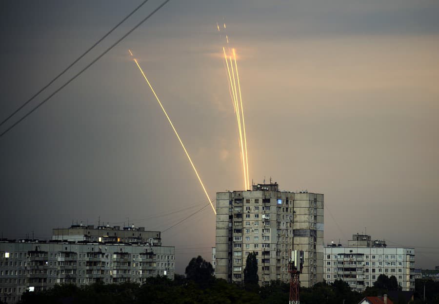 Ruské rakety štartujúce proti Ukrajine sú vidieť v Charkove.
