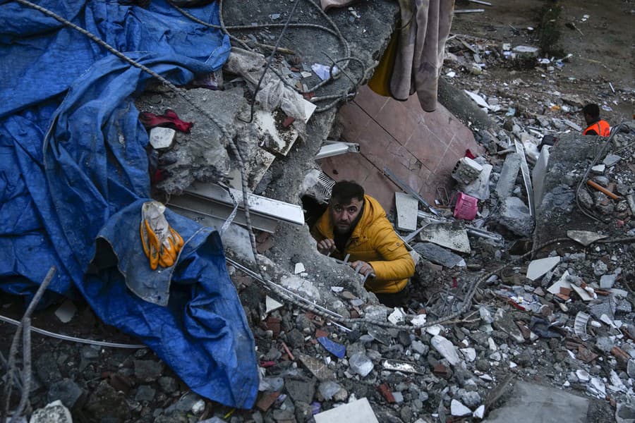  Muž hľadá preživších po silnom zemetrasení v tureckom meste Adana