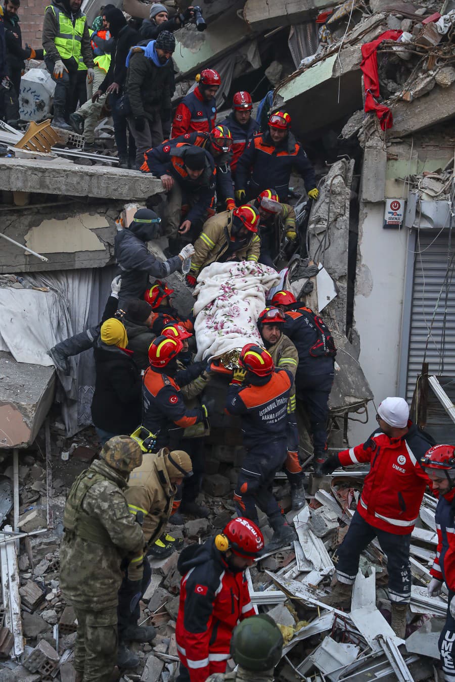 Záchranári prevážajú Ergina Guzeloglana do sanitky po zemetrasení v Turecku