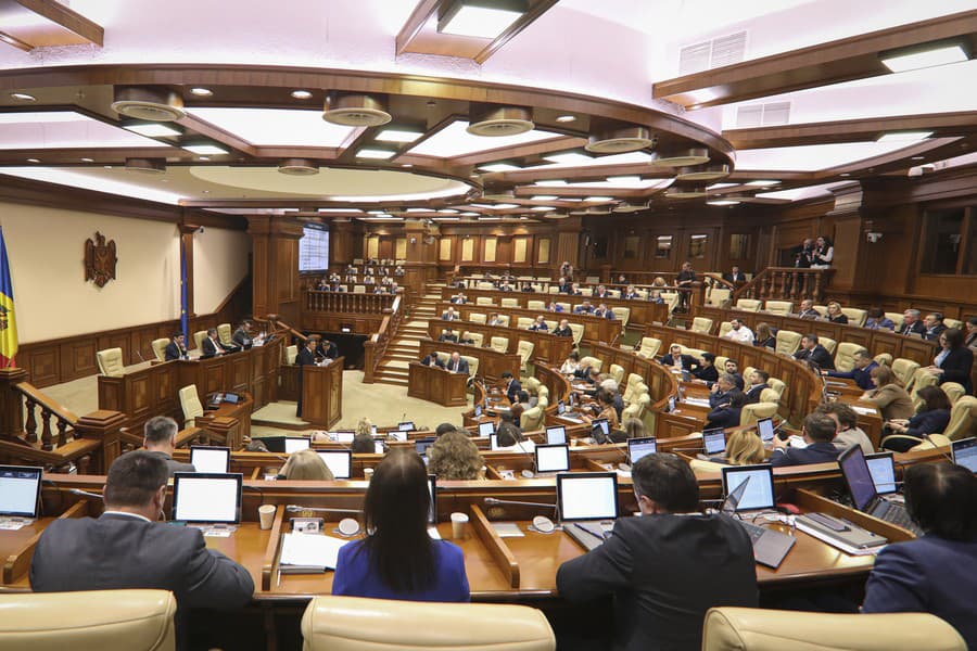 Moldavský parlament vo štvrtok schválil prozápadnú vládu pod vedením nového premiéra Dorina Receana