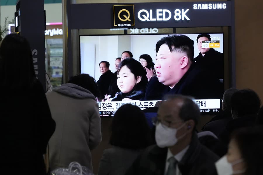 Ľudia sledujú televízne správy na železničnej stanici v Soule 18. februára 2023. Nešpecifikovaná balistická strela, ktorú v sobotu dopoludnia vypálila Severná Kórea.