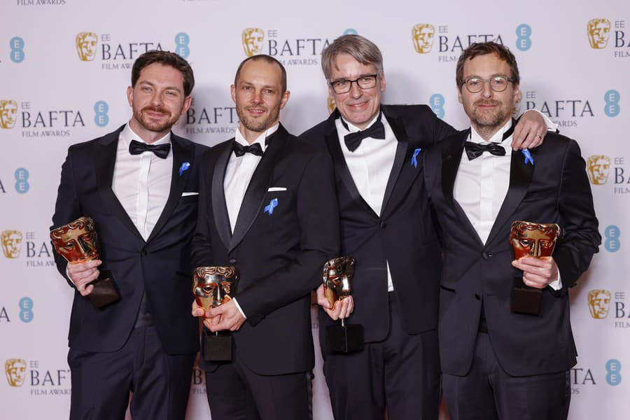 Viktor Prasil, Markus Stemler, Frank Kruse a Lars Ginze spolupracoali na filme Na západe nič nové. 