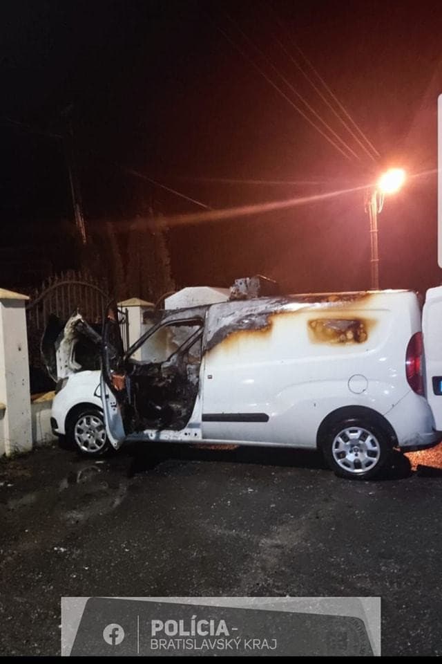 Polícia vyšetruje okolnosti požiaru auta v Pezinku