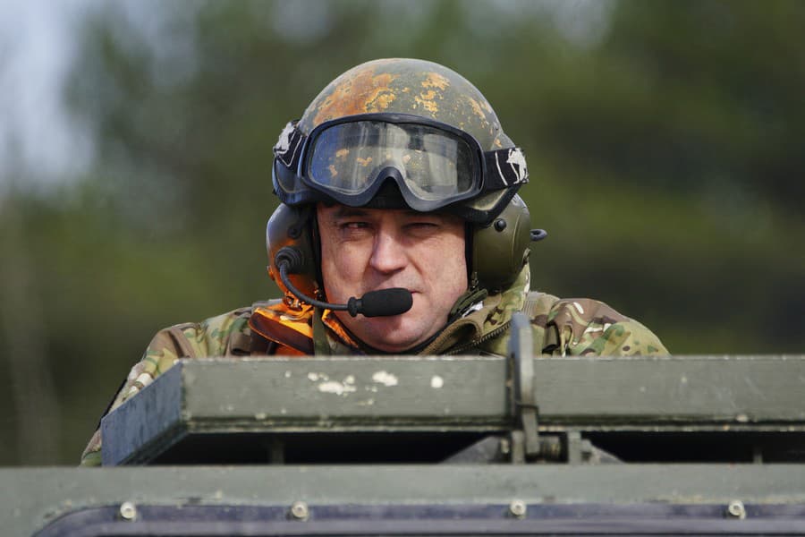 Britský minister obrany Ben Wallace počas návštevy tábora Bovington, vojenskej základne britskej armády, kde ukrajinskí vojaci cvičia na tankoch Challenger 2