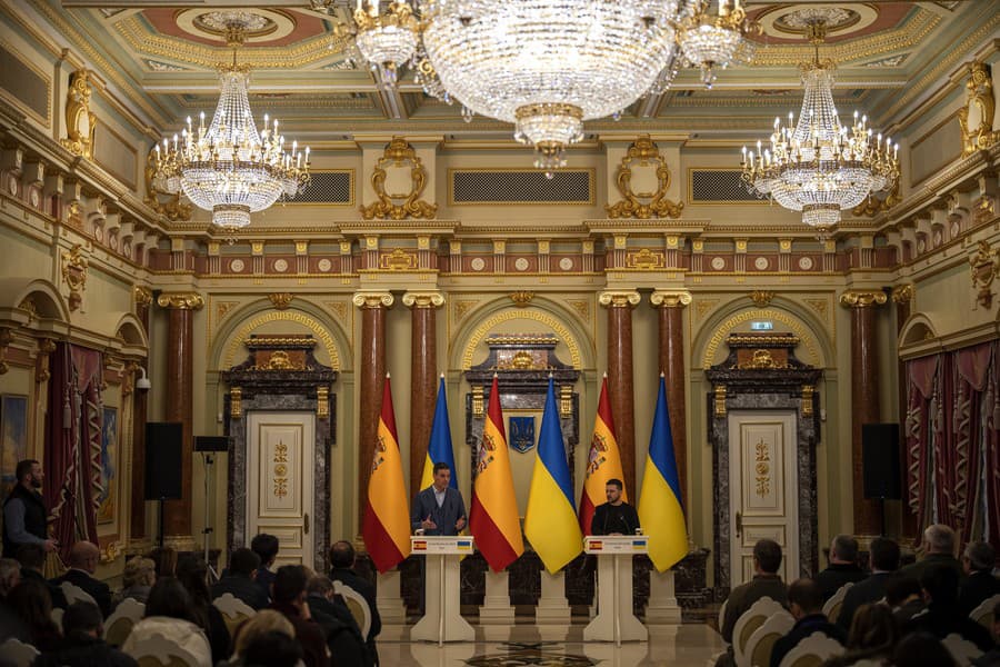 Ukrajinský prezident Volodymyr Zelenskyj a španielsky premiér Pedro Sánchez na spoločnej tlačovej konferencii v Kyjeve. 
