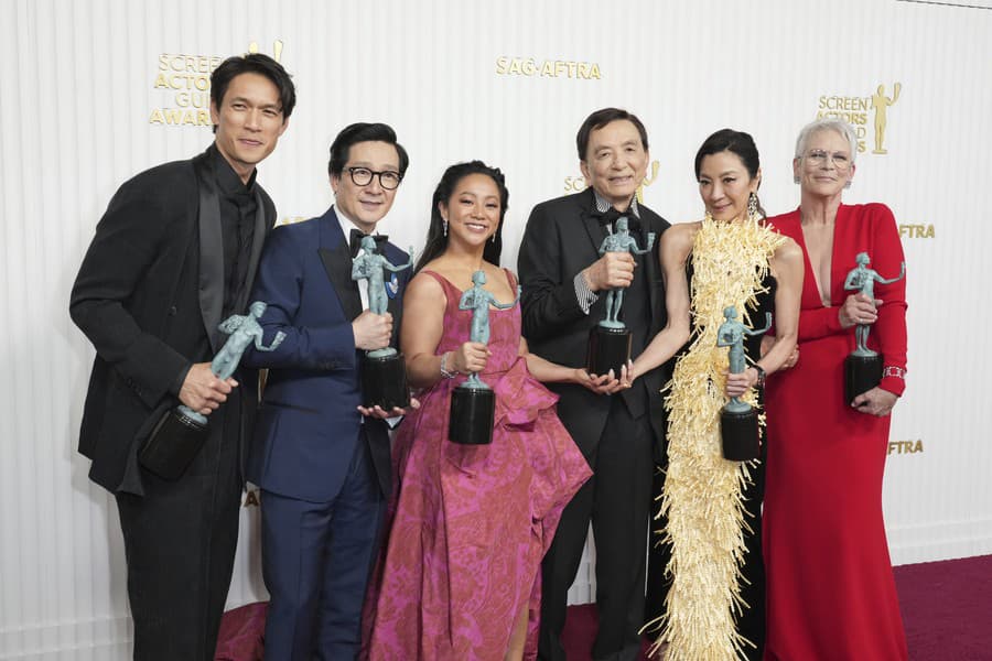 Harry Shum Jr., Ke Huy Quan, Stephanie Hsu, Michelle Yeoh a Jamie Lee Curtis mali z úspechu filmu Všetko, všade, naraz veľkú radosť.