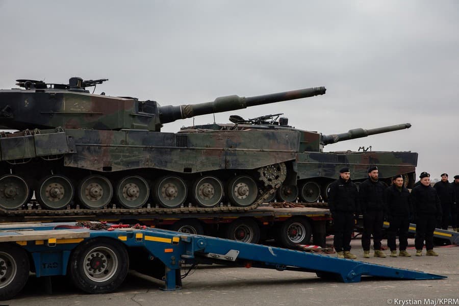 Prvú dodávku tankov Leopard 2 odovzdali Ukrajine Poliaci.