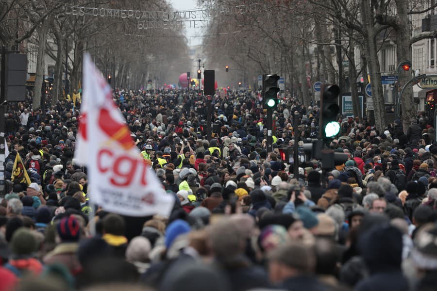 Proti Macronovej dôchodkovej reforme protestovalo 2,8 milióna ľudí