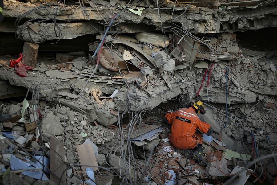 Turecký záchranár prehľadáva sutiny budovy