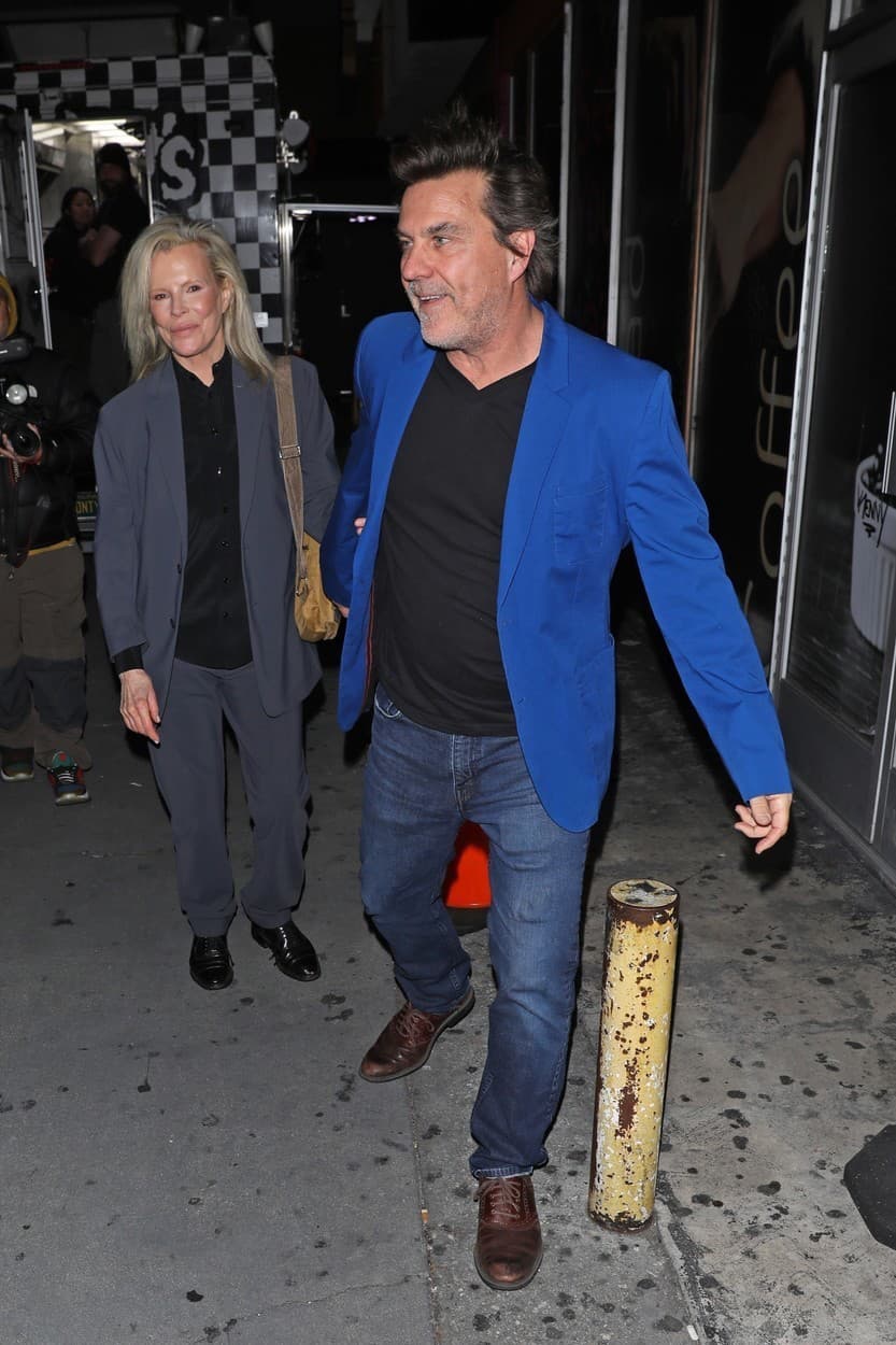 Kim Basinger a jej partner Mitch Stone cestou do striptízového baru. 