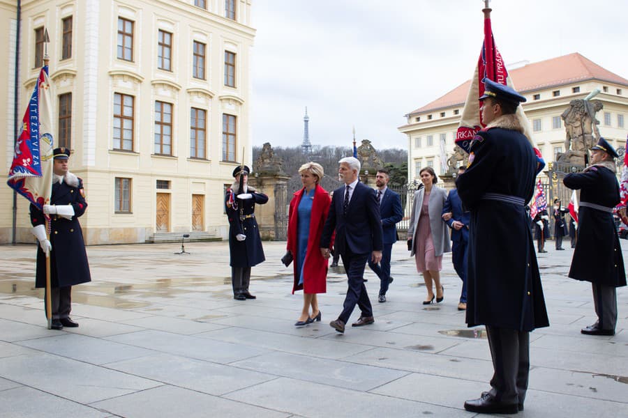 Český novozvolený prezident Petr Pavel so svojou manželkou Evou prichádza na Pražský hrad.