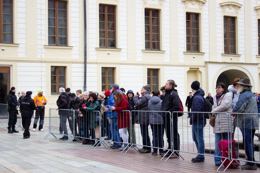 Na snímke ľudia čakajú na príchod zvoleného prezidenta Petra Pavla na Druhom nádvorí Pražského hradu.