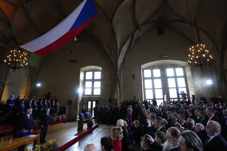 Novozvolený český prezident Petr Pavel (vľavo) skladá prísahu počas jeho inaugurácie na Pražskom hrade.