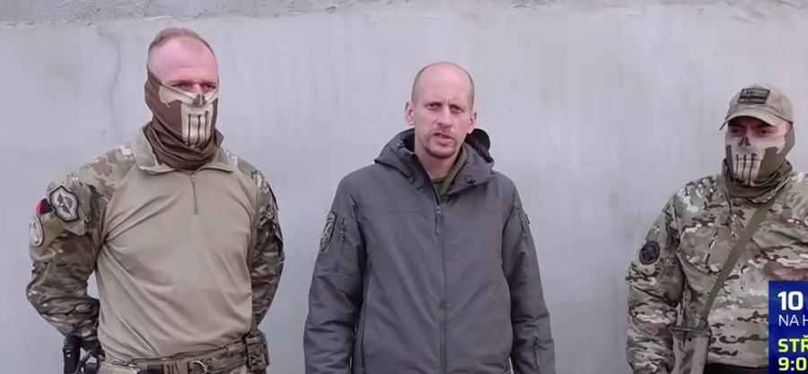 Slovenskí dobrovoľní vojaci na Ukrajine: Tango (vľavo) a Vesker (vpravo) s redaktorom CNN Prima News Matyášom Zrnom