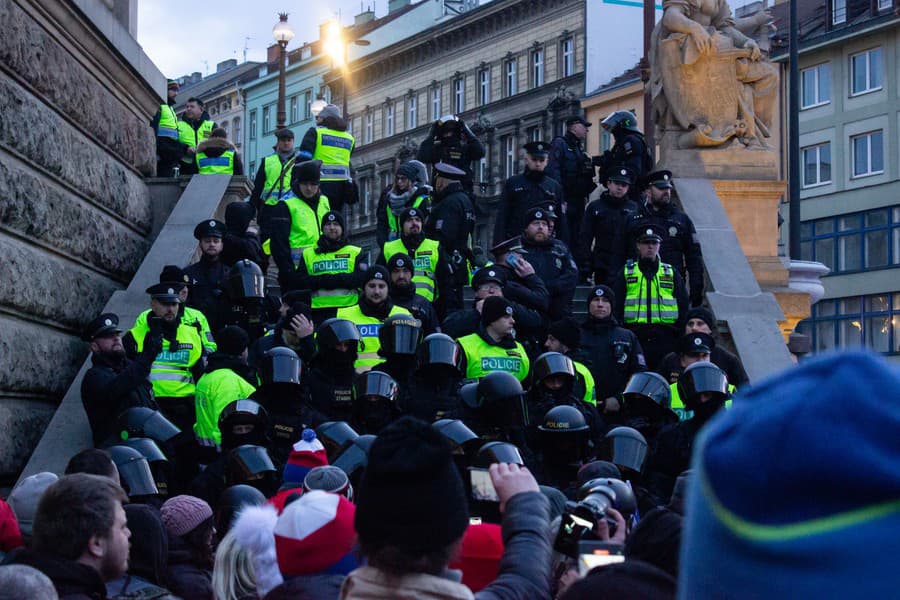 Demonštranti v Prahe sa pokúšali vniknúť do Národného múzea
