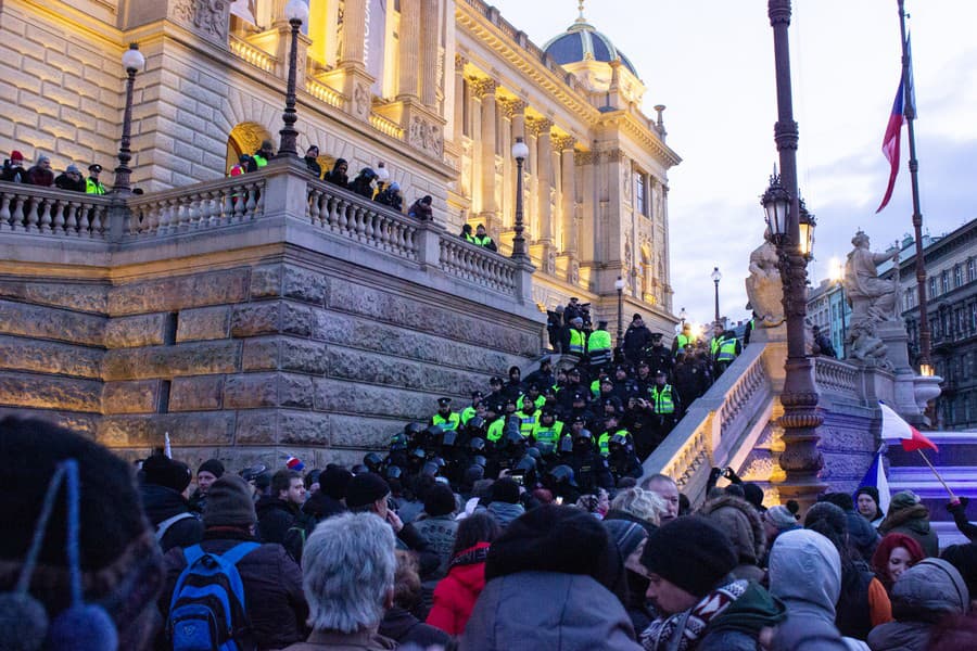 Demonštranti v Prahe sa pokúšali vniknúť do Národného múzea