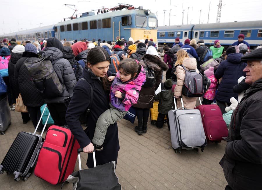 Ukrajinská utečenka sa ponáhľa na vlak do Budapešti so svojou trojročnou dcérou po úteku z Ukrajiny v maďarskom pohraničnom meste Záhony