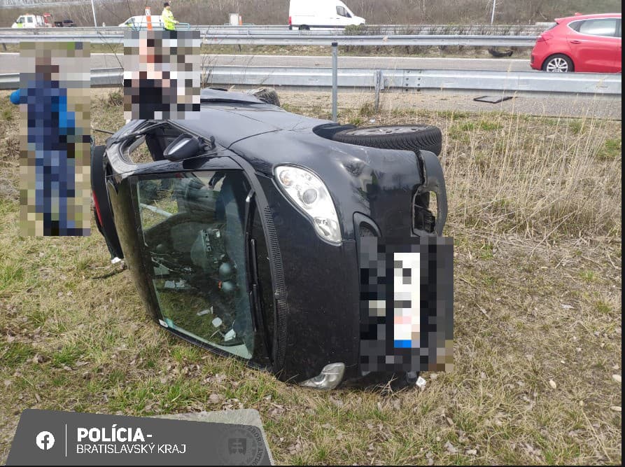 Polícia vyšetruje okolnosti pondelkovej nehody na D4 v smere do Bratislavy