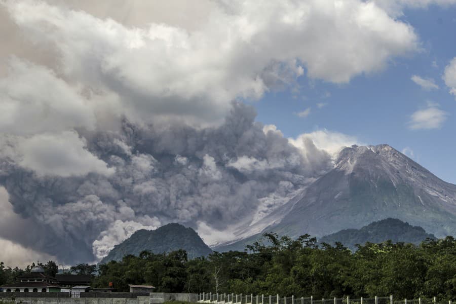 Sopka Merapi v Indonézii opäť chrlila popol.