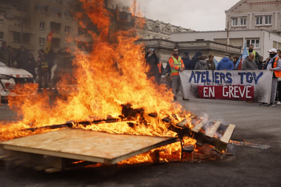 Francúzsko zažíva 10. deň štrajkov a protestov proti dôchodkovej reforme