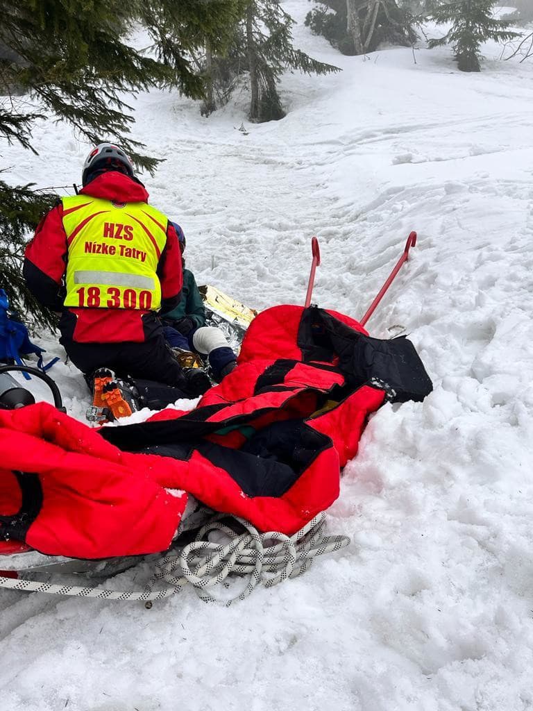 Horskí záchranári pomáhali zranenej lyžiarke