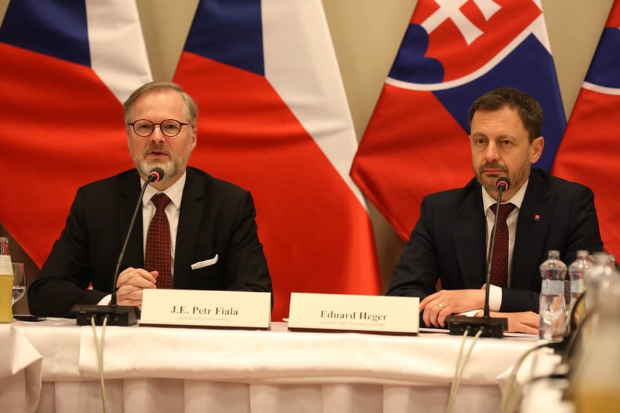 Český premiér Petr Fiala a slovenský premiér Eduard Heger na rokovaní vlád SR a ČR v Trenčíne.