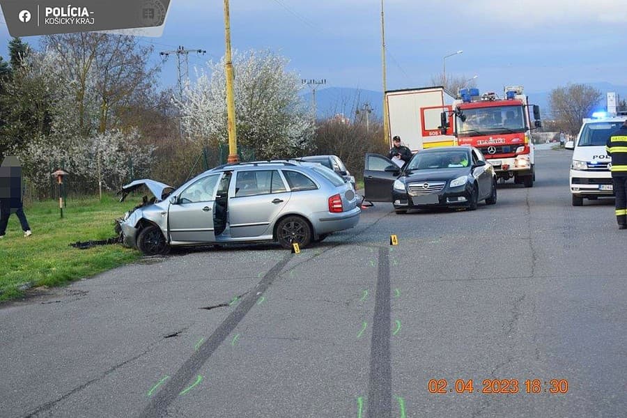V Michalovciach sa zrazili dve autá, štyria ľudia sa zranili
