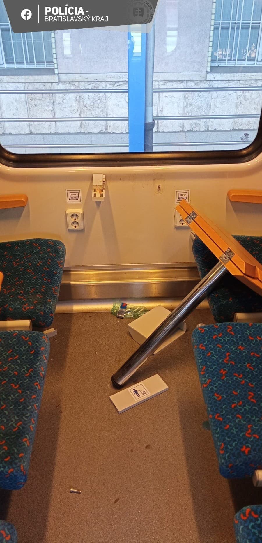 Cestujúci úmyselne zničil stolík vo vlaku.
