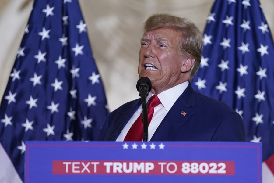 Americký exprezident Donald Trump vystupuje pred stovkami priaznivcov a politických spojencov vo svojom floridskom sídle Mar-a-Lago v Palm Beach v utorok 4. apríla 2023.