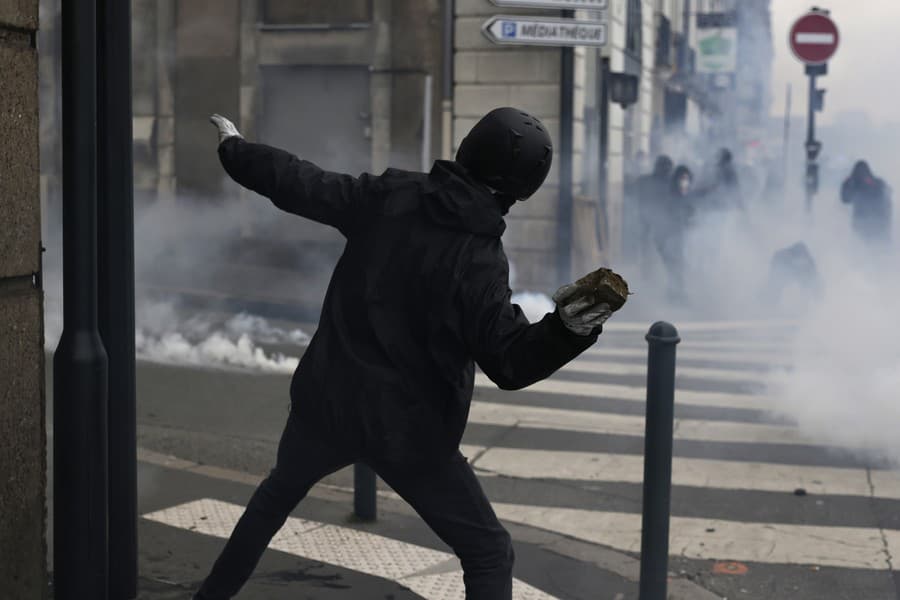 Protesty proti dôchodkovej reforme v Paríži