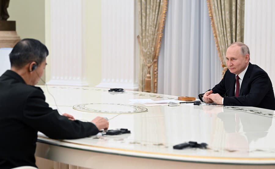 Ruský prezident Vladimir Putin a čínsky minister obrany generál Li Šang-fu