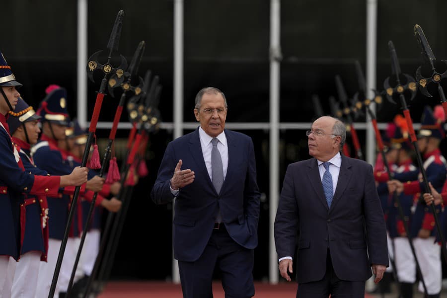 Ruský minister zahraničných vecí Sergej Lavrov po stretnutí so svojím brazílskym kolegom Maurom Vieirom