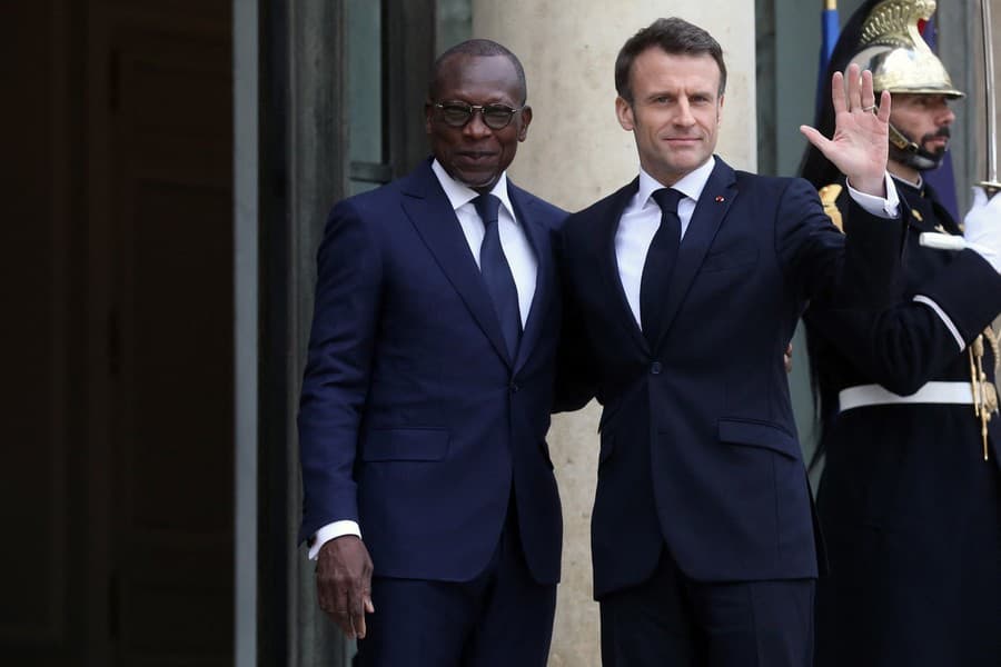 Emmanuel Macron počas návštevy Beninu.