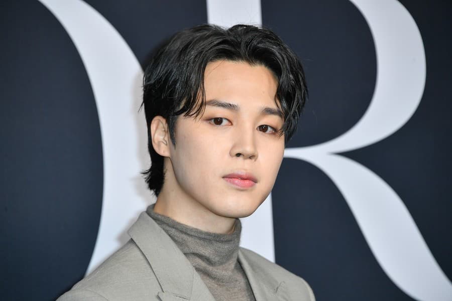Kanadský herec túžil vyzerať ako jeho idol - spevák z formácie BTS - Jimin.