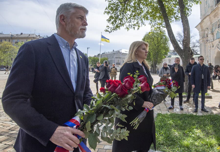 Prezidentka SR Zuzana Čaputová a český prezident Petr Pavel kladú kytice k pamätníku československej légie