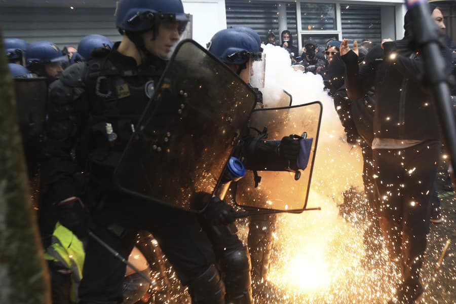 Násilné protesty vo Francúzsku!