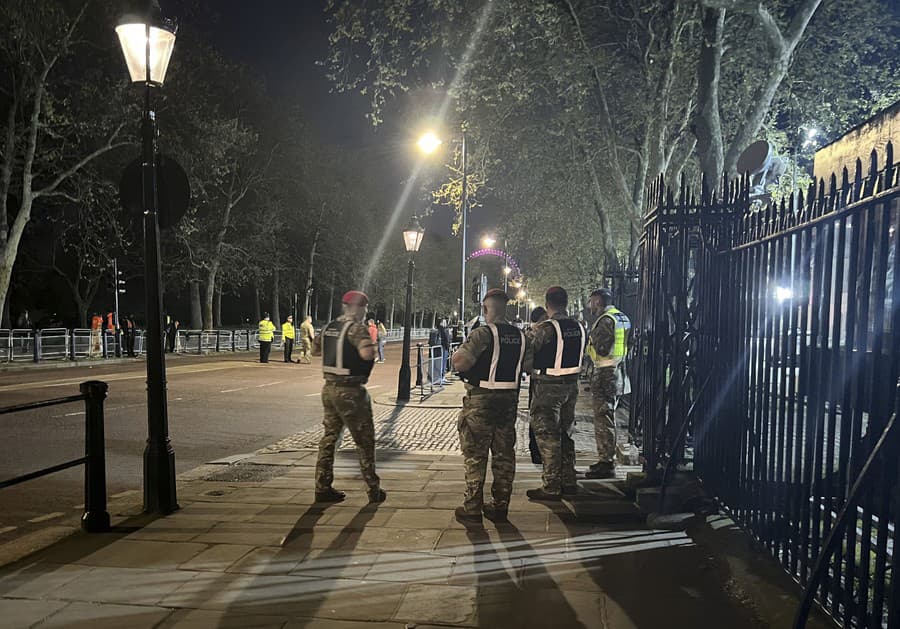 Polícia zatkla muža, ktorý hádzal predmety na pozemok Buckinghamského paláca